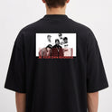 Camiseta com estampa frontal de texto em estilo grafite e estampa traseira de grupo fotográfico sobreposto a texto repetido "BE YOUR OWN REFERENCE".