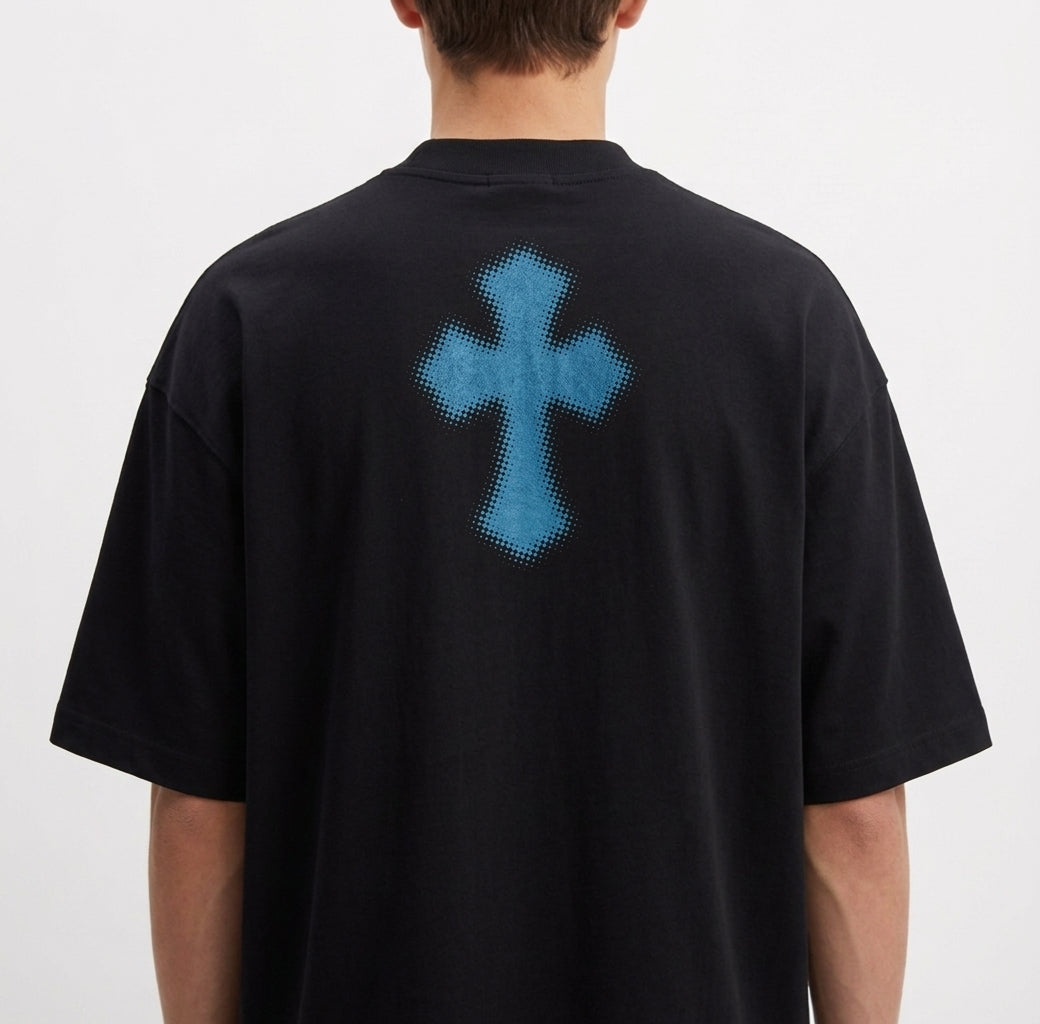 Camiseta com estampa frontal de "LZZYE CORP." acompanhada de um pequeno símbolo, e estampa traseira de uma grande cruz estilizada em destaque.