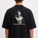 Camiseta com estampa frontal de assinatura estilizada e estampa traseira de retrato de homem sem camisa, assinaturas e frase "The Prince Who Never Became King".