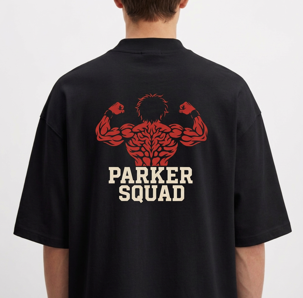 Camiseta com estampa frontal de logo estilizado "YK" e estampa traseira de figura musculosa com detalhes intrincados, acompanhada do texto "Parker Squad".
