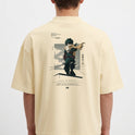 Camiseta com estampa frontal de uma ilustração detalhada de personagem com máscara e cabelo desordenado e estampa traseira de um herói imponente em cenário urbano.