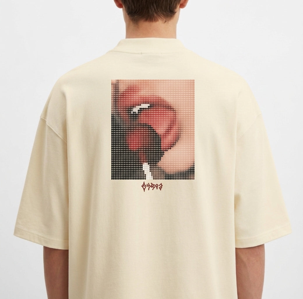 Camiseta com estampa traseira de uma boca ampliada em pixel art, sugere uma textura reticulada, acompanhada de texto estilizado logo abaixo.