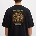 Camiseta com estampa traseira de dois pugilistas romanos em combate cercados por ruínas e texto "IRON DISCIPLINE A SORTE FAVORECE OS PREPARADOS".