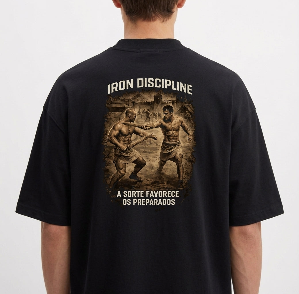 Camiseta com estampa traseira de dois pugilistas romanos em combate cercados por ruínas e texto "IRON DISCIPLINE A SORTE FAVORECE OS PREPARADOS".