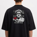 Camiseta com estampa frontal do texto "LUNOVA" entre linhas gráficas e estampa traseira de busto clássico com rosa vermelha e texto "REBORN" em destaque.