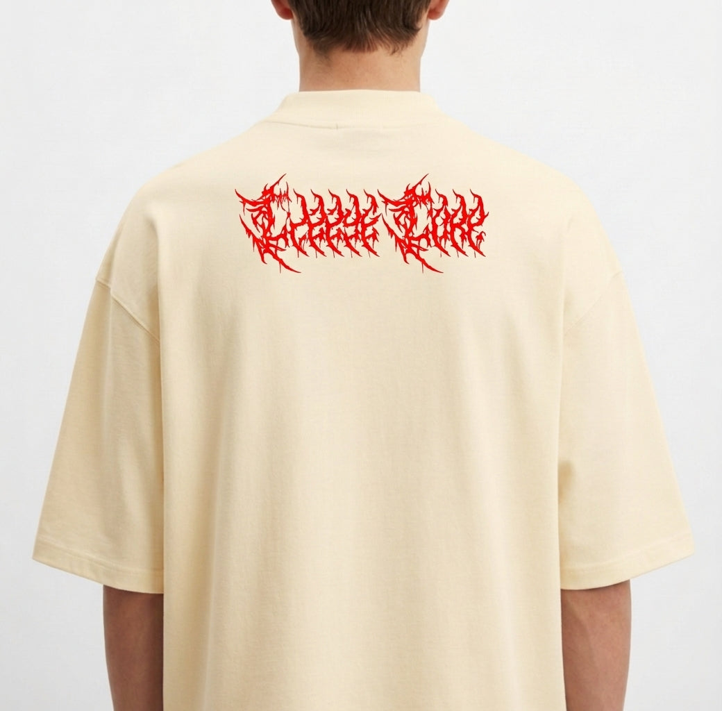 Camiseta com estampa frontal de letras estilizadas com pontas afiadas e estampa traseira de letras estilizadas maiores, ambas em design vermelho.