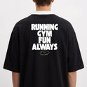 Camiseta com estampa frontal de pequeno logotipo geométrico e estampa traseira de palavras "RUNNING GYM FUN ALWAYS" sobre um oval com "TMG".