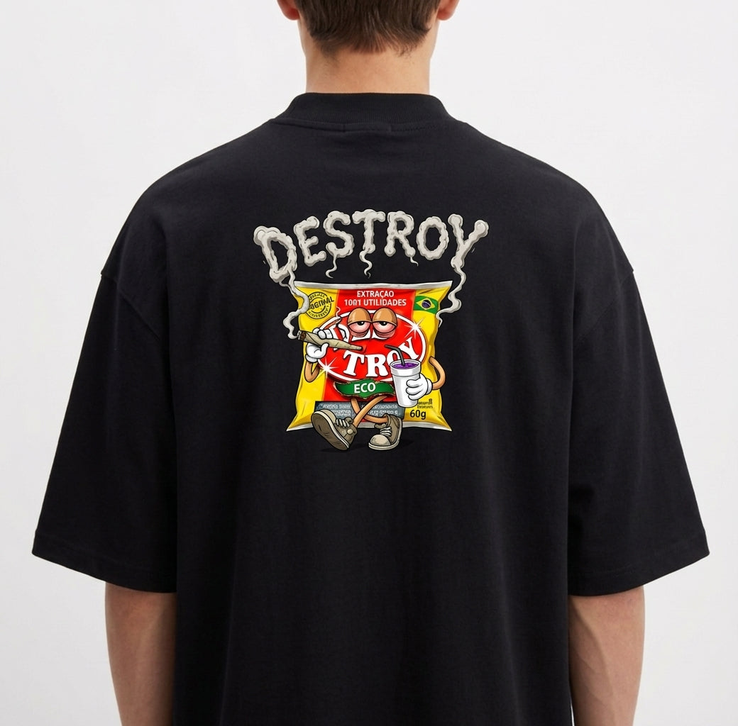 Camiseta com estampa frontal de logo oval "DESTROY" e estampa traseira de pacote com personagem animado, texto decorativo e bandeiras minúsculas.