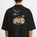 Camiseta com estampa frontal de letras grandes "FAFO" e estampa traseira de imagem de homem com helicópteros ao fundo e frases "Fuck Around Find Out".