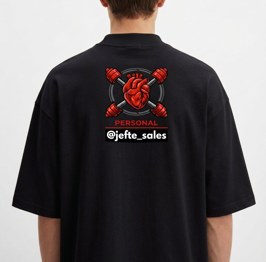 Camiseta com estampa frontal de coração entre halteres com "PERSONAL @jefte_sales" e estampa traseira ampliada do mesmo design detalhado.