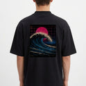 Camiseta com estampa frontal de pequeno texto no canto inferior e estampa traseira de onda imponente e sol vibrante em fundo quadriculado.