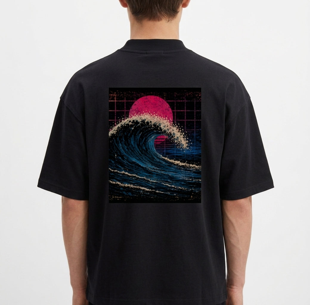 Camiseta com estampa frontal de pequeno texto no canto inferior e estampa traseira de onda imponente e sol vibrante em fundo quadriculado.