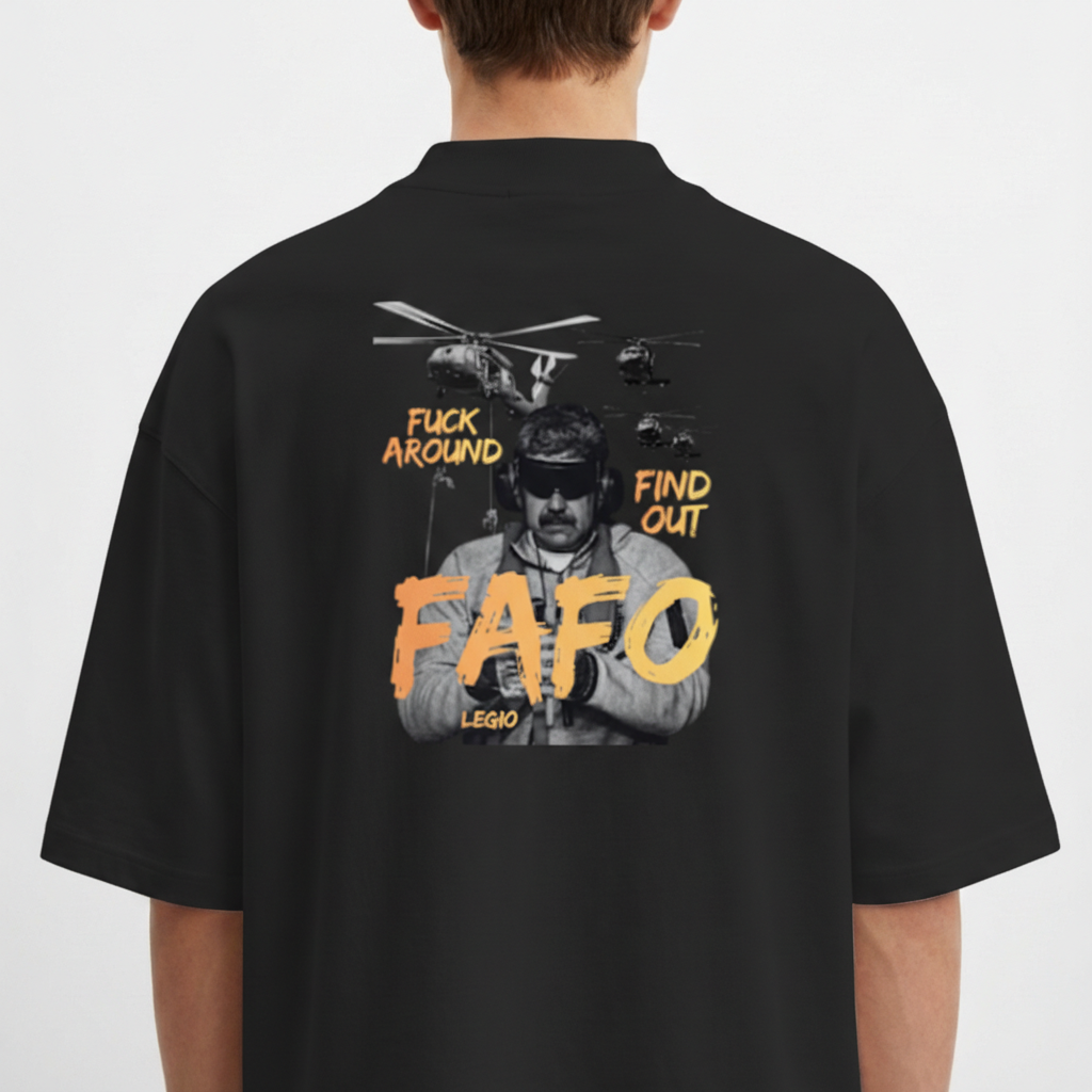 Camiseta com estampa frontal de letras estilizadas "FAFO" e estampa traseira de ilustração com foto central, texto ao redor e helicópteros ao fundo.