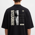 Camiseta com estampa frontal de logotipo vertical minimalista e estampa traseira de texto "Cognitive Overload", imagem digital de rosto e elementos textuais.