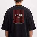Camiseta com estampa frontal de barras verticais ao lado de caracteres pequenos e estampa traseira com caracteres grandes sobrepostos por caracteres menores.