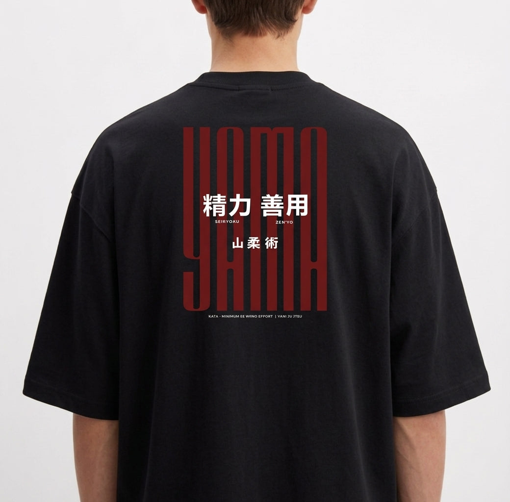 Camiseta com estampa frontal de barras verticais ao lado de caracteres pequenos e estampa traseira com caracteres grandes sobrepostos por caracteres menores.