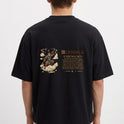 Camiseta com estampa frontal de um emblema dourado com uma coroa, texto "O Rei Macaco (Sun Wukong)" e estampa traseira de uma ilustração detalhada com "Lenda 3: O Rei Macaco".