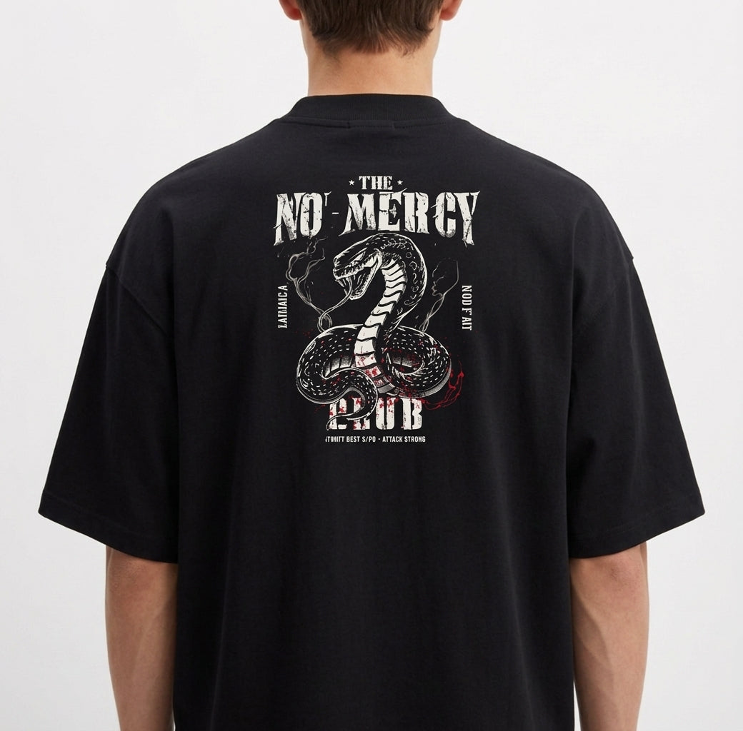 Camiseta com estampa frontal de texto estilizado "no mercy club" e estampa traseira de cobra detalhada, cercada por texto e símbolos impactantes.