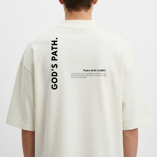 Camiseta com estampa traseira de texto vertical "GOD'S PATH." ao lado de um trecho bíblico "Psalm 18:32-33 (NIV)" com uma citação completa.