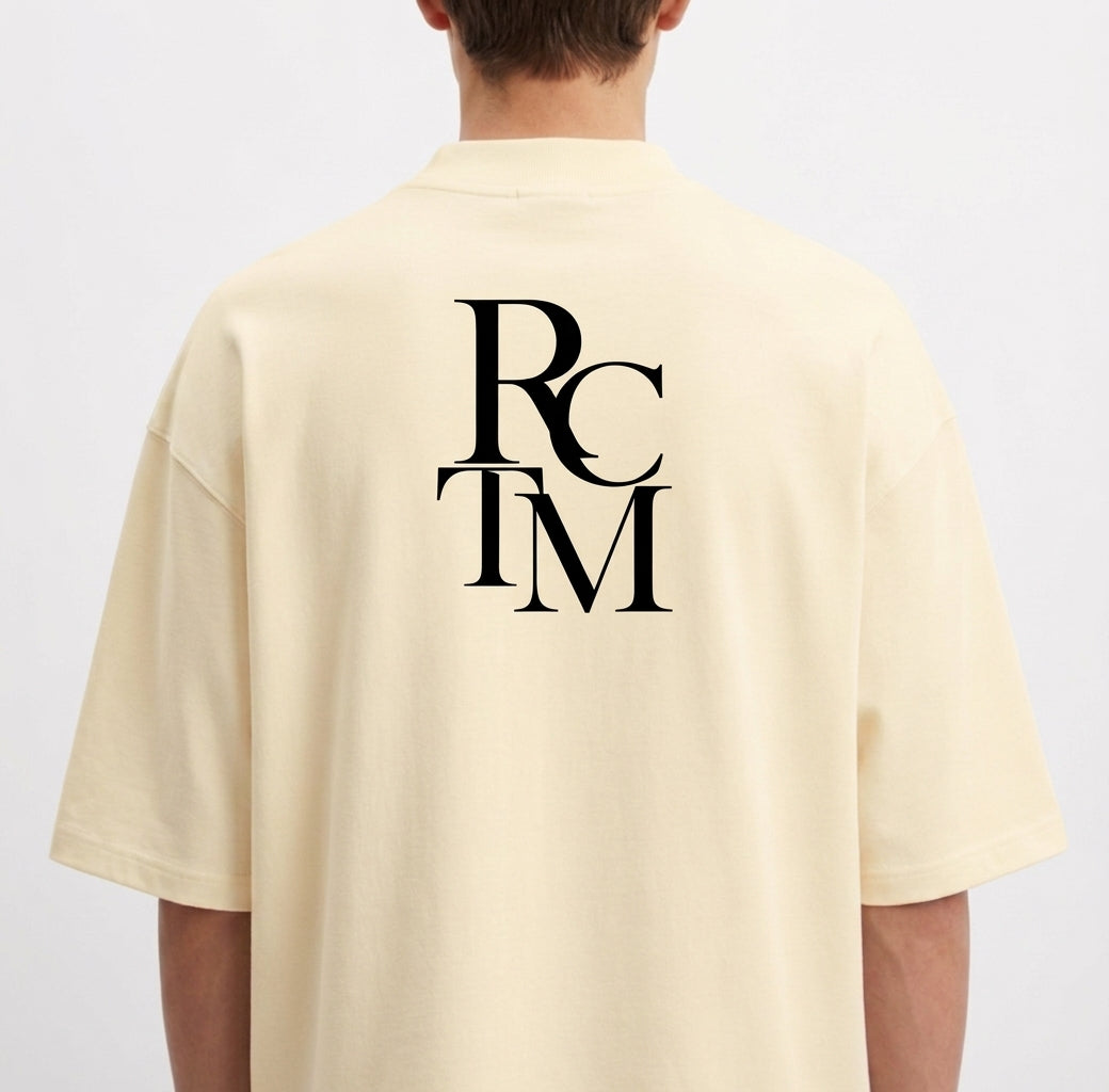 Camiseta com estampa frontal de lettering cursivo "Raceteam Built Different" e estampa traseira de iniciais sobrepostas em fonte de grande porte "RC TM".