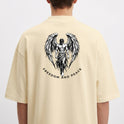 Camiseta com estampa frontal de texto estilizado "LUNOVA" em tipografia limpa e moderna e estampa traseira de anjo detalhado com asas amplas e a inscrição "FREEDOM AND PEACE".