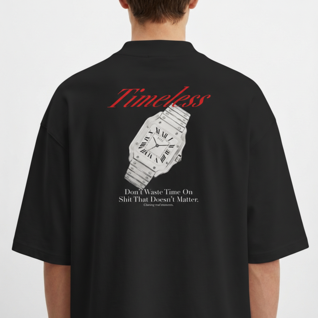 Camiseta com estampa frontal de texto estilizado pequeno e estampa traseira de relógio realista com frases e a palavra "Timeless" em destaque.