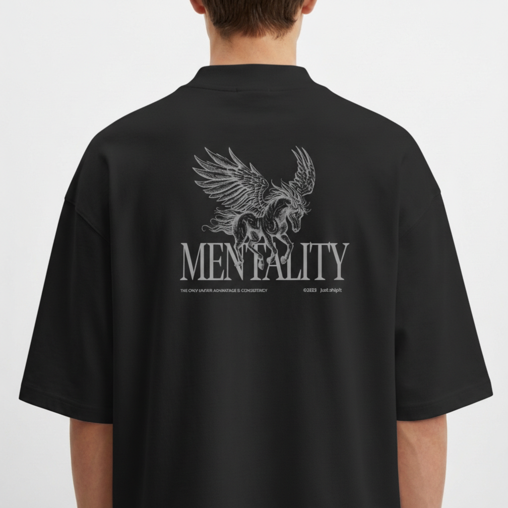 Camiseta com estampa frontal de cavalo alado e texto pequeno; e estampa traseira detalhada de cavalo alado com a palavra "MENTALITY" em destaque.