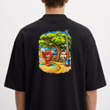 Camiseta com estampa frontal de "PITANGUI" sublinhado e estampa traseira de uma praça com árvore central, banco de madeira e placa de "PAZ E AMOR".