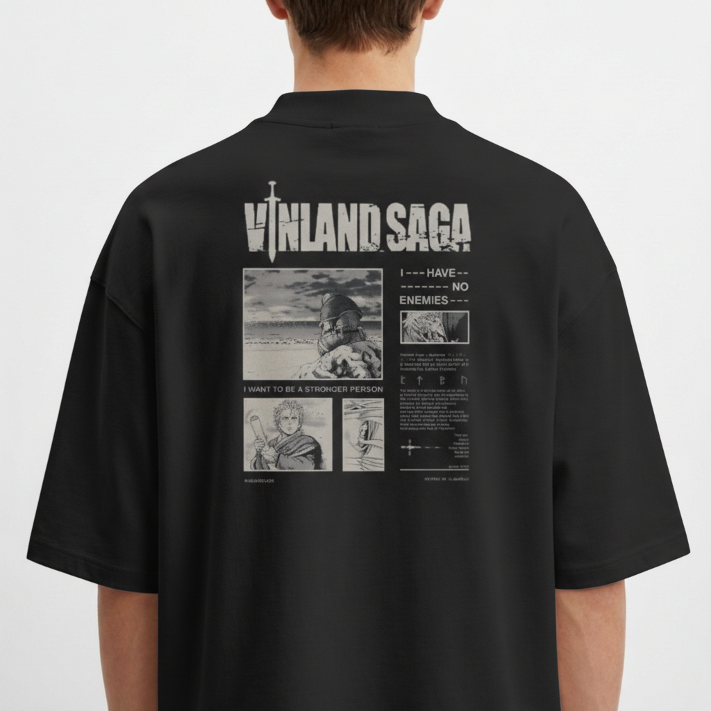 Camiseta com estampa frontal de uma figura com setas cravadas e estampa traseira de quadrinhos, espada, e textos estilo revista com tema medieval.