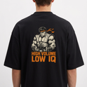 Camiseta com estampa frontal de letras estilizadas e estampa traseira de lutador em pose desafiadora, acompanhado da frase "HIGH VOLUME LOW IQ".