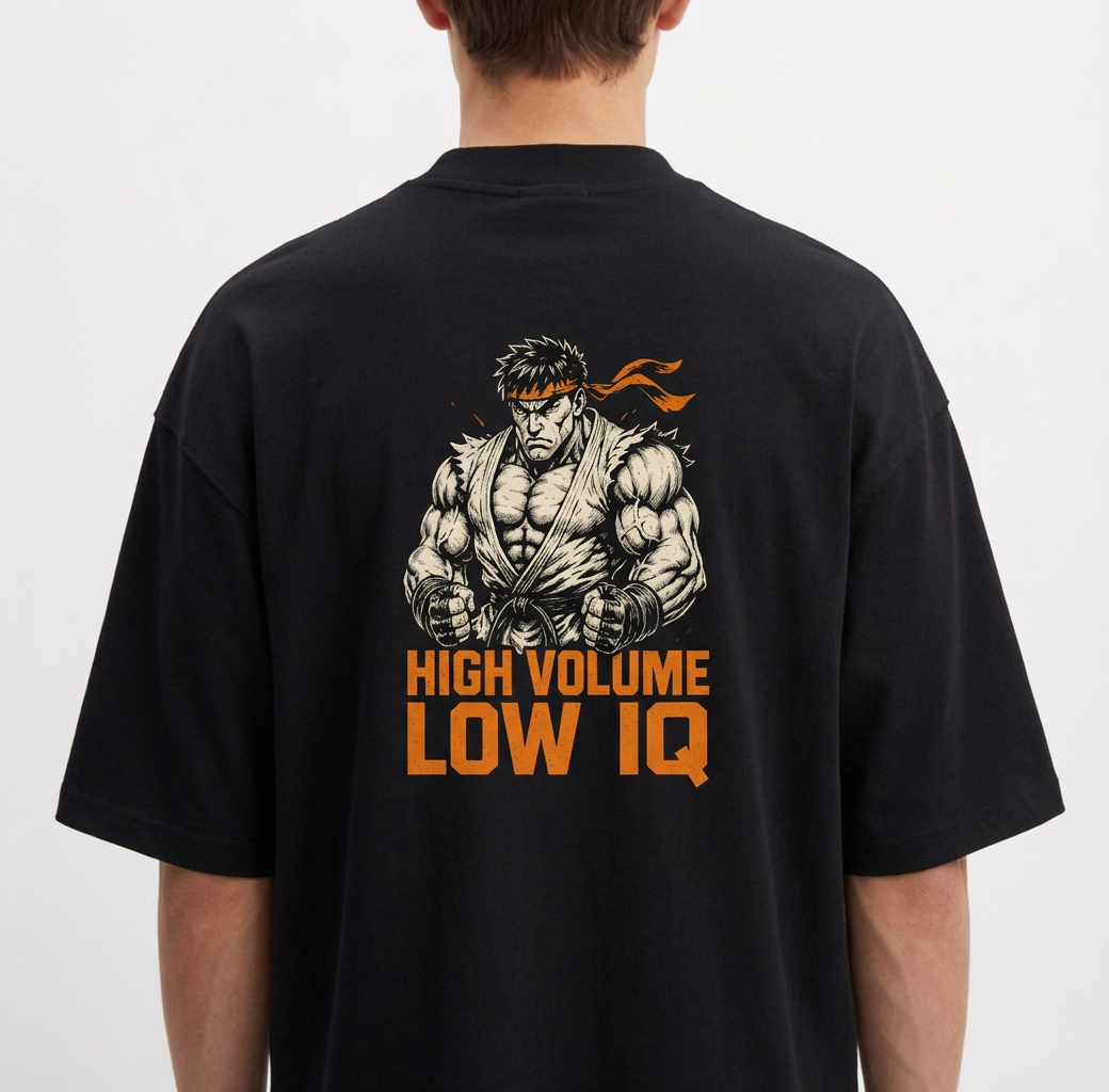Camiseta com estampa frontal de letras estilizadas e estampa traseira de lutador em pose desafiadora, acompanhado da frase "HIGH VOLUME LOW IQ".