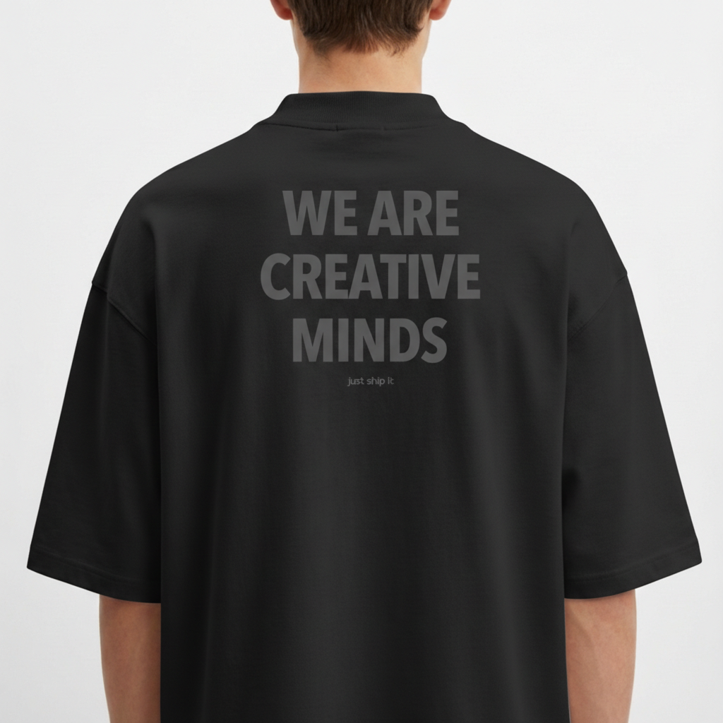 Camiseta com estampa frontal de texto "WE ARE CREATIVE MINDS" e estampa traseira maior com mesma frase, acompanhada de texto menor "just ship it".