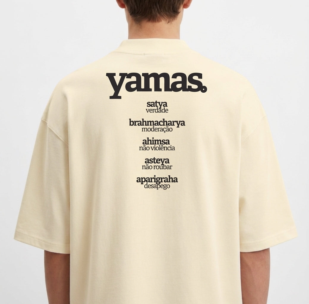 Camiseta com estampa frontal de palavras "satya" e "VERDADE" e estampa traseira com "yamas" seguido de uma lista de princípios como "satya", "brahmacharya".