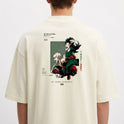Camiseta com estampa frontal de dois rostos de perfil acompanhados de texto e estampa traseira de dois personagens em ação com elementos gráficos e texto.