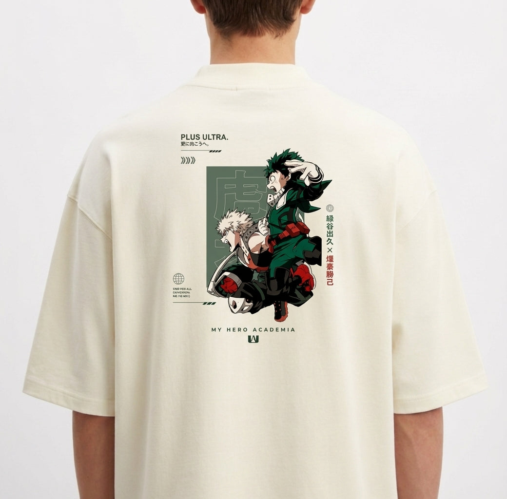 Camiseta com estampa frontal de dois rostos de perfil acompanhados de texto e estampa traseira de dois personagens em ação com elementos gráficos e texto.