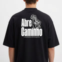 Camiseta com estampa frontal de chaves cruzadas e estampa traseira de mão segurando chave, junto com a frase "Abre Caminho o sentinela está na porta".
