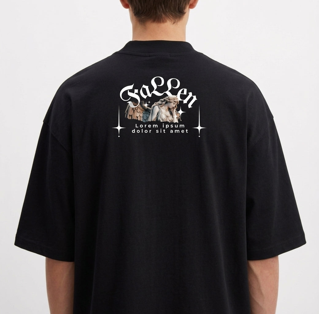 Camiseta com estampa frontal de texto estilizado distorcido e estampa traseira de ilustração angelical com espadas cruzadas e letras decorativas.