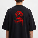 Camiseta com estampa frontal de "No Mercy Club" em estilo gotejante e estampa traseira de cobra desenhada com detalhes ousados em estilo gráfico.