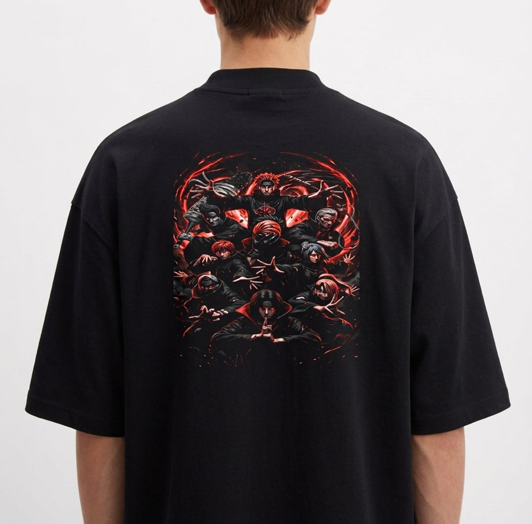 Camiseta com estampa traseira de personagens detalhados, cada um exibindo poses variadas, com um fundo abstrato que cria uma aura dinâmica e intensa.