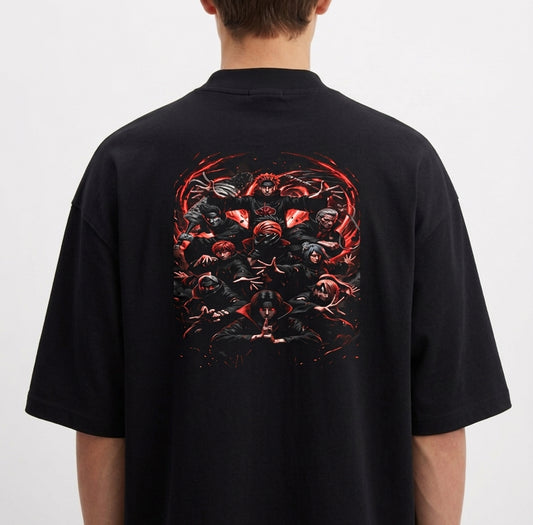 Camiseta com estampa traseira de personagens detalhados, cada um exibindo poses variadas, com um fundo abstrato que cria uma aura dinâmica e intensa.