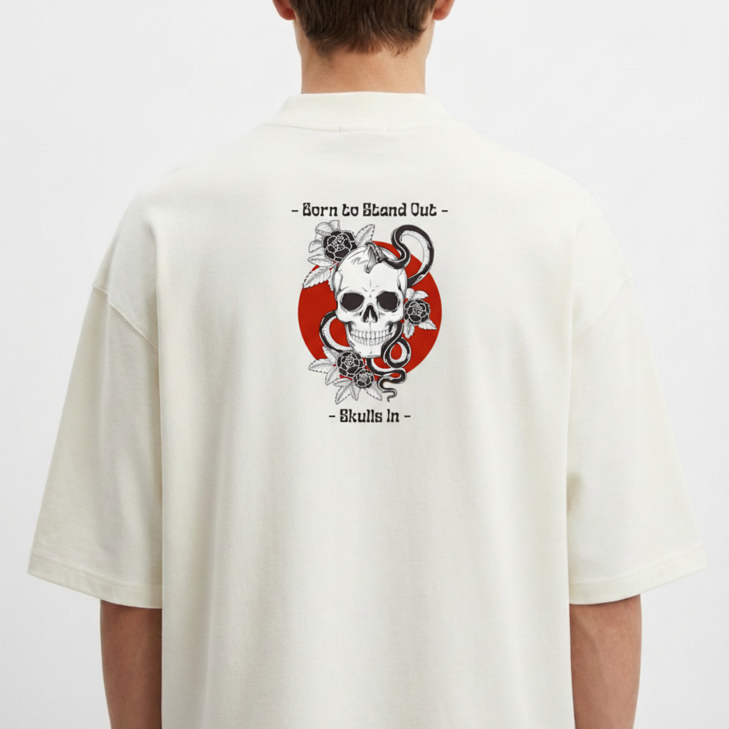 Camiseta com estampa frontal de caveira com cobra e flores, texto "Born to Stand Out", e estampa traseira ampliada com caveira, cobra e flores.