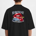 Camiseta com estampa traseira de lábios vermelhos, um carro clássico e uma cereja brilhante abaixo da palavra "RAWBEAT" em estilo distinto.