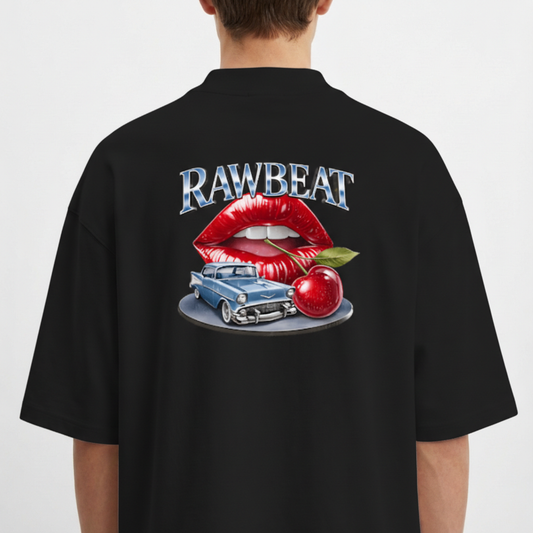 Camiseta com estampa traseira de lábios vermelhos, um carro clássico e uma cereja brilhante abaixo da palavra "RAWBEAT" em estilo distinto.