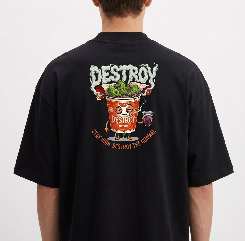 Camiseta com estampa frontal de texto estilizado "DESTROY" e estampa traseira de copo antropomórfico com verduras, textos e bebida ao lado.