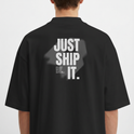 Camiseta com estampa frontal de texto "JUST SHIP IT." em letras maiúsculas e estampa traseira de mesma frase com detalhes em fundo irregular.