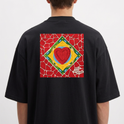 Camiseta com estampa frontal de gaiola com a palavra "RECORDS" e estampa traseira de coração em mosaico rodeado por padrões geométricos vibrantes.
