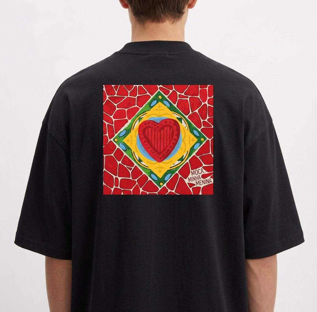 Camiseta com estampa frontal de gaiola com a palavra "RECORDS" e estampa traseira de coração em mosaico rodeado por padrões geométricos vibrantes.