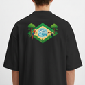 Camiseta com estampa frontal de logo tropical com pássaros e paisagem em destaque e estampa traseira maior mostrando cena de natureza exuberante com araras.