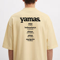Camiseta com estampa frontal de "aparigraha. desapego" e estampa traseira de "yamas." seguida de palavras como "satya" e seus significados em lista vertical.