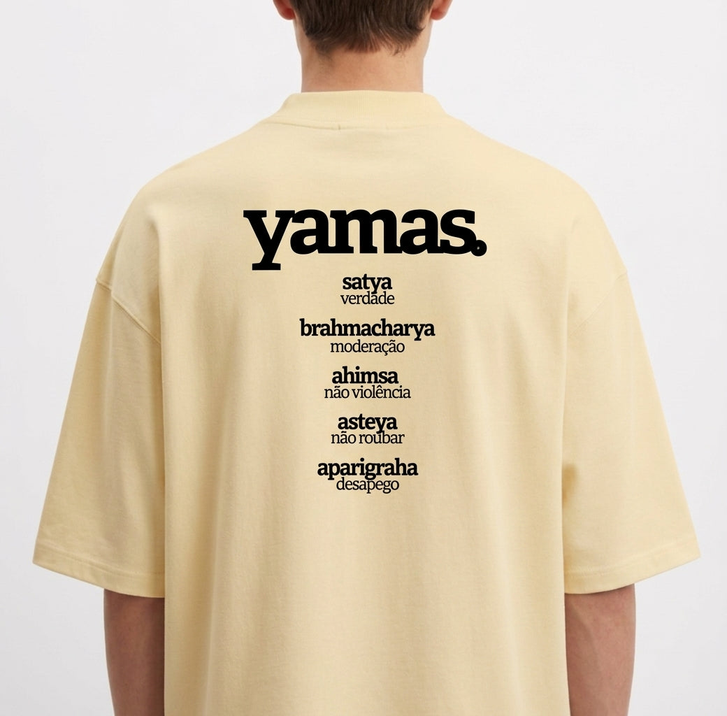 Camiseta com estampa frontal de "aparigraha. desapego" e estampa traseira de "yamas." seguida de palavras como "satya" e seus significados em lista vertical.